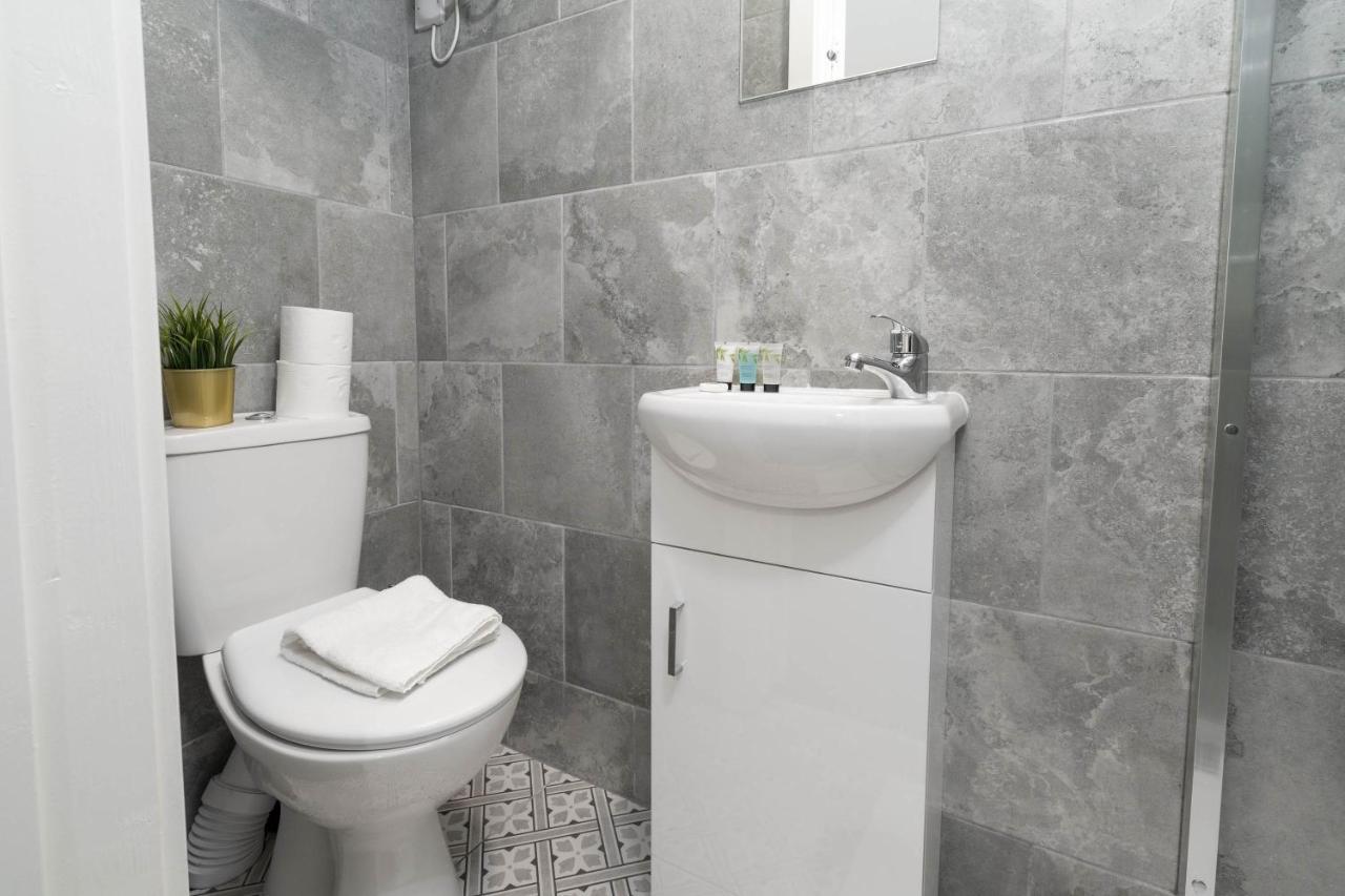 Two Bedroom Apartment - En Suites - Smart Tv'S - Wifi - Netflix - Bearwood Birmingham Ngoại thất bức ảnh