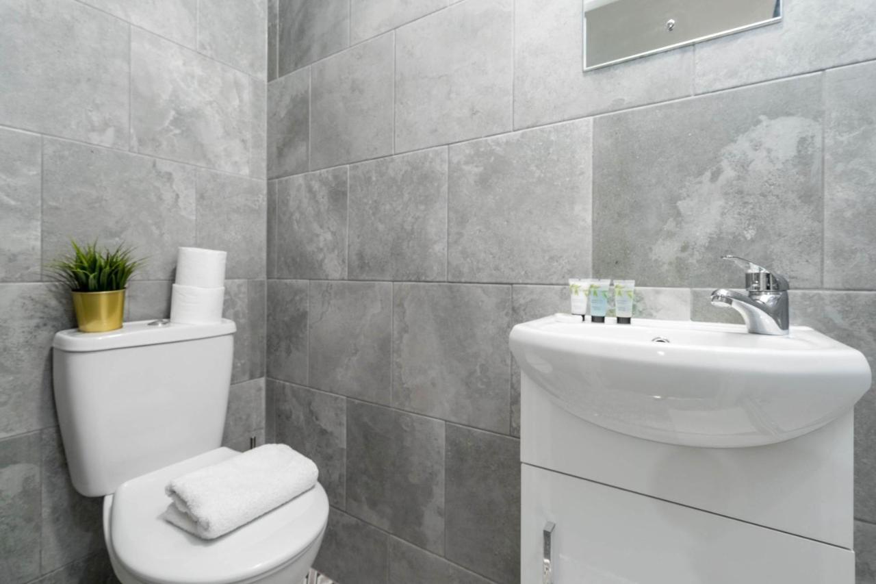 Two Bedroom Apartment - En Suites - Smart Tv'S - Wifi - Netflix - Bearwood Birmingham Ngoại thất bức ảnh