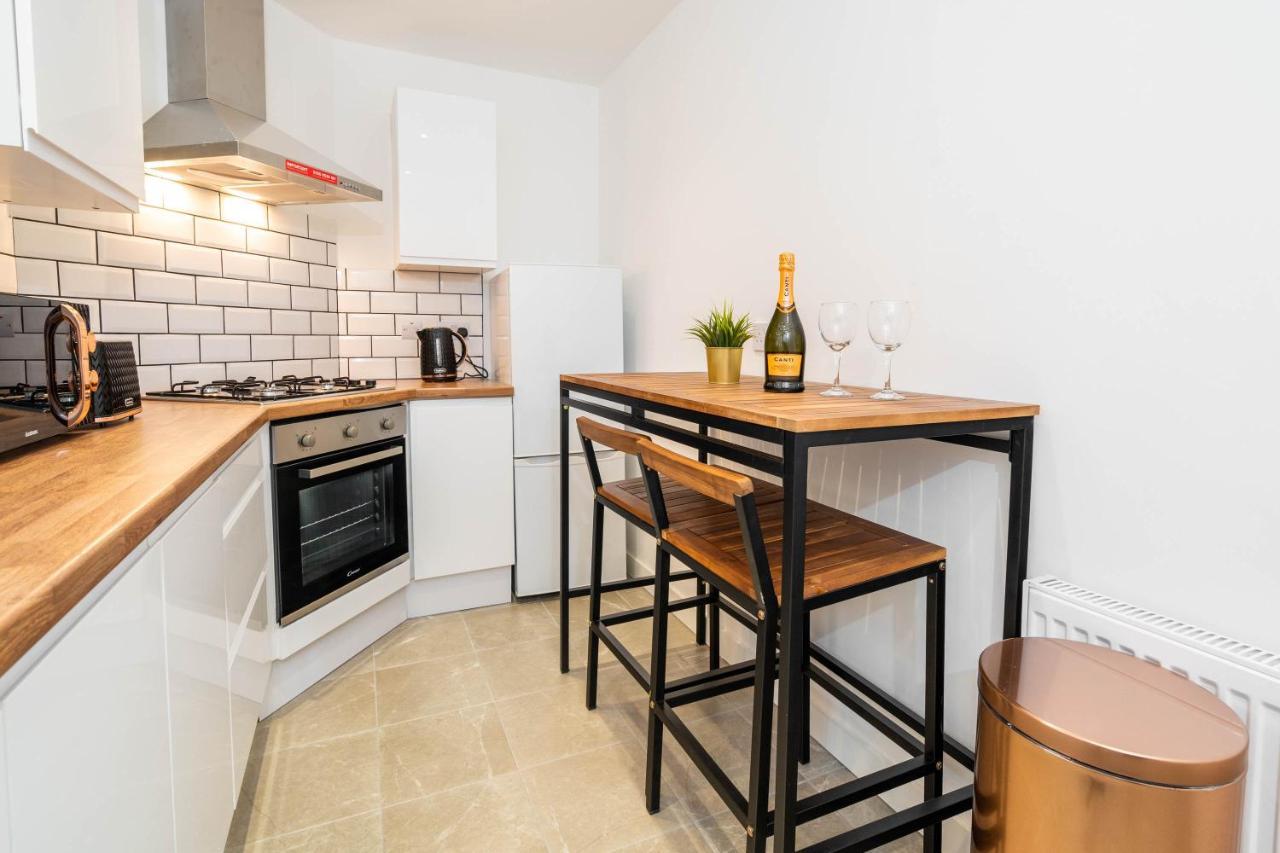 Two Bedroom Apartment - En Suites - Smart Tv'S - Wifi - Netflix - Bearwood Birmingham Ngoại thất bức ảnh
